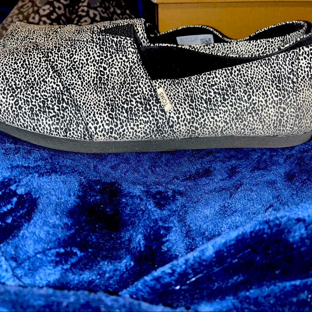 TOMS- women’s flats. Black and white. Extra padding